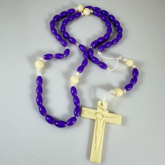 Beautiful vintage rosary and cream and plum - Picture 1 of 2